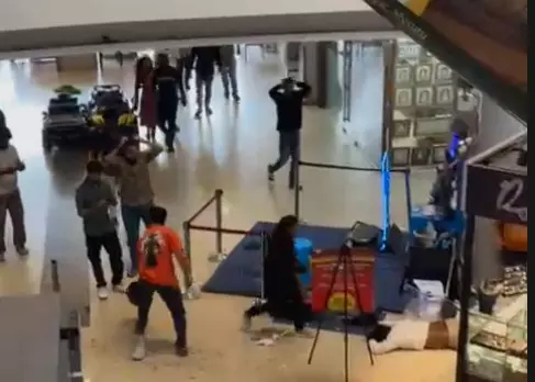 ಮೈಸೂರು | ಮಾಲ್‌ನಲ್ಲಿ ಕೆಲಸ ಮಾಡುತ್ತಿದ್ದ ವೇಳೆ 4ನೇ ಮಹಡಿಯಿಂದ ಕೆಳಗೆ ಬಿದ್ದು ವ್ಯಕ್ತಿ ಮೃತ್ಯು: ಮತ್ತೋರ್ವನಿಗೆ ಗಂಭೀರ ಗಾಯ