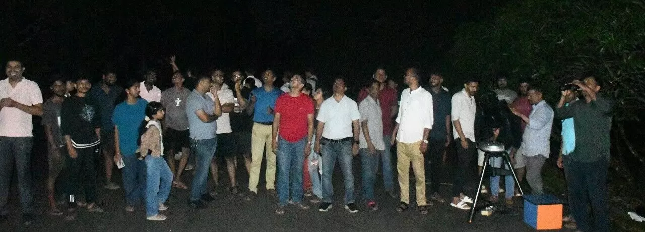 ಚಂದ್ರಗ್ರಹಣ: ಮಂಗಳೂರಿನಲ್ಲಿ ಕಣ್ತುಂಬಿಕೊಂಡ ಜನತೆ; ಪಿಲಿಕುಳದಲ್ಲಿ ವೀಕ್ಷಣೆಗೆ ವಿಶೇಷ ವ್ಯವಸ್ಥೆ ಚಂದ್ರಗ್ರಹಣ: ಮಂಗಳೂರಿನಲ್ಲಿ ಕಣ್ತುಂಬಿಕೊಂಡ ಜನತೆ; ಪಿಲಿಕುಳದಲ್ಲಿ ವೀಕ್ಷಣೆಗೆ ವಿಶೇಷ ವ್ಯವಸ್ಥೆ