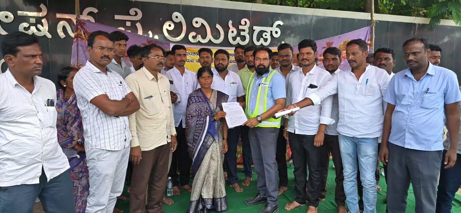 ಚಿಂಚೋಳಿ | ಗ್ರಾಮ ಪಂಚಾಯತಿಯ ತೆರಿಗೆ ಹಣ ಬಿಡುಗಡೆ ಸಿಮೆಂಟ್ ಕಂಪನಿ ಎದುರು ಸದಸ್ಯರಿಂದ ಧರಣಿ