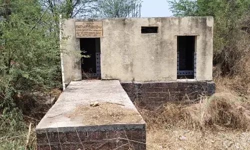 ಸಾರ್ವಜನಿಕ ಶೌಚಾಲಯಕ್ಕೆ ದಾರಿ, ನೀರಿನ ವ್ಯವಸ್ಥೆ ಕಲ್ಪಿಸದ ಅಧಿಕಾರಿಗಳು: ಆರೋಪ