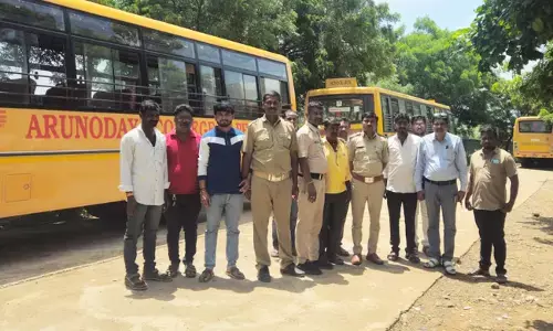 ಔರಾದ್ | ಅನಧಿಕೃತವಾಗಿರುವ ಓಡಿಸುತ್ತಿರುವ ಶಾಲಾ ವಾಹನಗಳನ್ನು ವಶಕ್ಕೆ ಪಡೆದ ಆರ್‌ಟಿಒ ಅಧಿಕಾರಿಗಳು