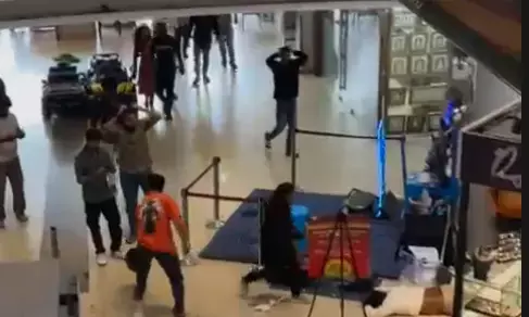 ಮೈಸೂರು | ಮಾಲ್‌ನಲ್ಲಿ ಕೆಲಸ ಮಾಡುತ್ತಿದ್ದ ವೇಳೆ 4ನೇ ಮಹಡಿಯಿಂದ ಕೆಳಗೆ ಬಿದ್ದು ವ್ಯಕ್ತಿ ಮೃತ್ಯು: ಮತ್ತೋರ್ವನಿಗೆ ಗಂಭೀರ ಗಾಯ