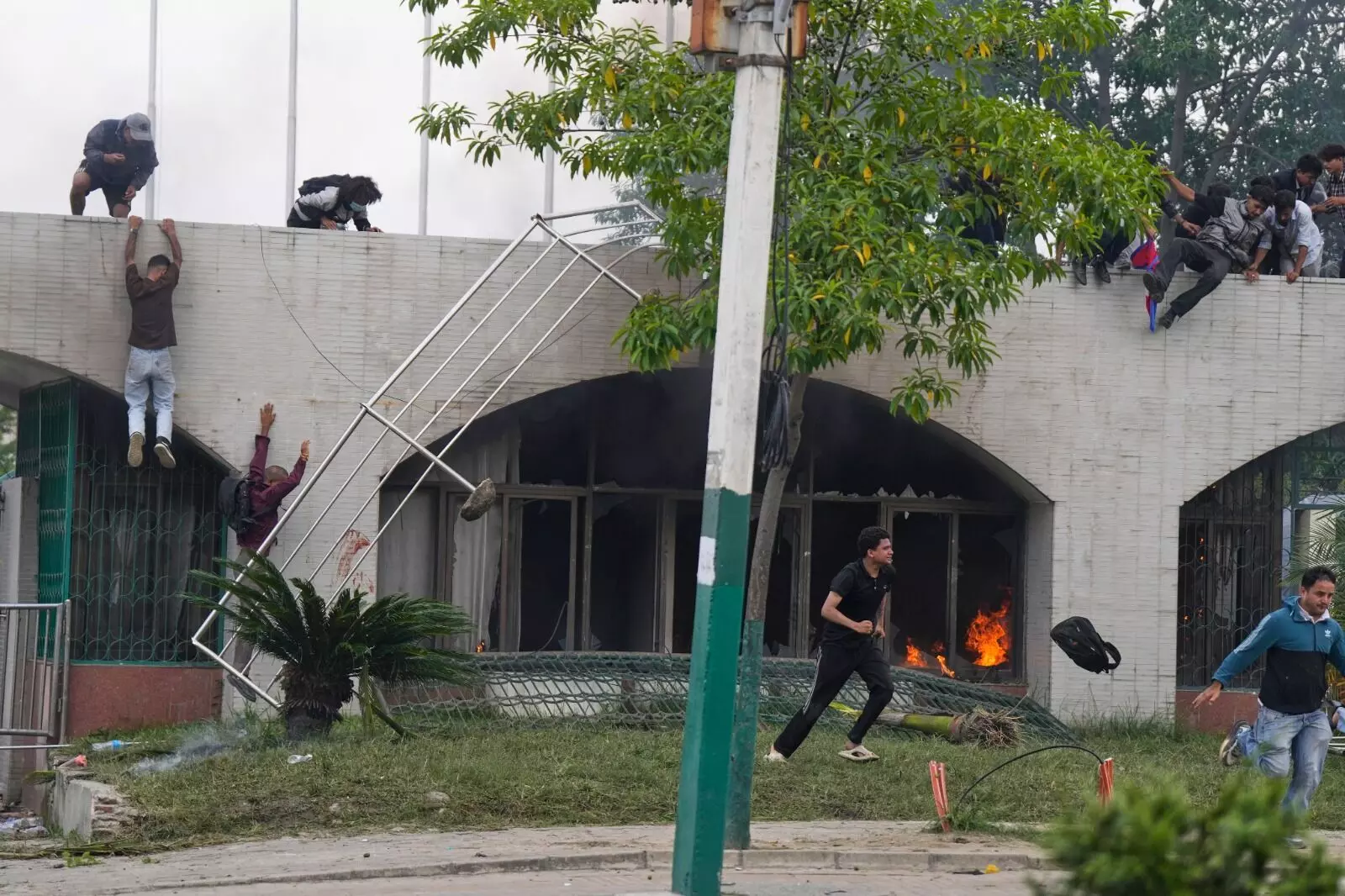 ನೇಪಾಳ | ಎರಡನೇ ದಿನವೂ ಮುಂದುವರಿದ ಹಿಂಸಾತ್ಮಕ ಪ್ರತಿಭಟನೆ : ಸಚಿವರ ನಿವಾಸಕ್ಕೆ ಬೆಂಕಿ, ಇಬ್ಬರು ಸಚಿವರು ರಾಜೀನಾಮೆ