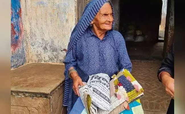 ಪ್ರವಾಹ ಪರಿಹಾರ ನಿಧಿಗೆ ತೊಟ್ಟ ಒಡವೆಗಳನ್ನೇ ನೀಡಿದ ಮೇವಾತ್ ನ ಮಹಿಳೆಯರು! ಪ್ರವಾಹ ಪರಿಹಾರ ನಿಧಿಗೆ ತೊಟ್ಟ ಒಡವೆಗಳನ್ನೇ ನೀಡಿದ ಮೇವಾತ್ ನ ಮಹಿಳೆಯರು!