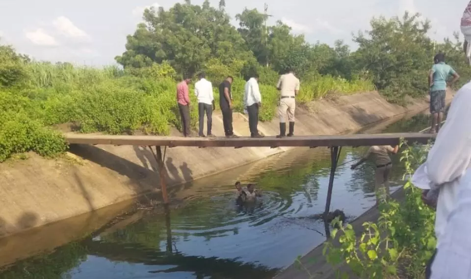 ಬೀದರ್: ನಾಲ್ವರು ಮಕ್ಕಳ ಸಹಿತ ಕಾಲುವೆಗೆ ಹಾರಿದ ದಂಪತಿ; ನಾಲ್ವರು ಮೃತ್ಯು ಬೀದರ್: ನಾಲ್ವರು ಮಕ್ಕಳ ಸಹಿತ ಕಾಲುವೆಗೆ ಹಾರಿದ ದಂಪತಿ; ನಾಲ್ವರು ಮೃತ್ಯು