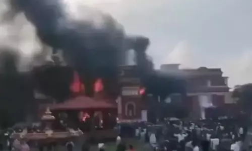 ನೇಪಾಳ | ಮಾಜಿ ಪ್ರಧಾನಿ ನಿವಾಸಕ್ಕೆ ಬೆಂಕಿ ಹಚ್ಚಿದ ಪ್ರತಿಭಟನಾಕಾರರು, ಪತ್ನಿ ಮೃತ್ಯು