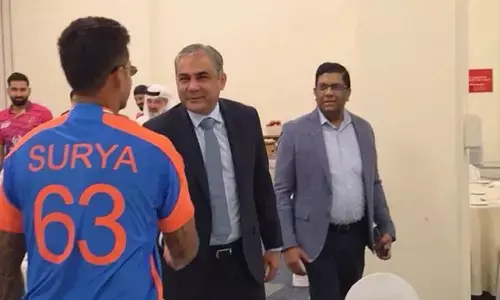 ಪಿಸಿಬಿ ಅಧ್ಯಕ್ಷ ಮುಹ್ಸಿನ್ ನಖ್ವಿ ಕೈಕುಲುಕಿದ ಸೂರ್ಯಕುಮಾರ್