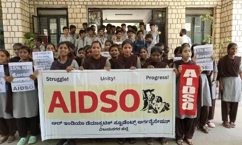 ವಿಜಯನಗರ: ಸರ್ಕಾರಿ ವೈದ್ಯಕೀಯ ಕಾಲೇಜುಗಳಲ್ಲಿ NRI ಕೋಟ ಜಾರಿ ನಿರ್ಧಾರ ಕೈಬಿಡಲು ಆಗ್ರಹಿಸಿ ಧರಣಿ