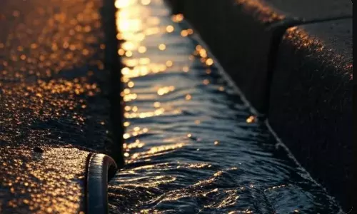 ಹುಳಿಯಾರು | ಸುರಕ್ಷತಾ ಸಾಧನಗಳಿಲ್ಲದೆ ಮಹಿಳೆಯಿಂದ ಚರಂಡಿ ಸ್ವಚ್ಛಗೊಳಿಸಿದ ಪಿಡಿಒ; ಆರೋಪ