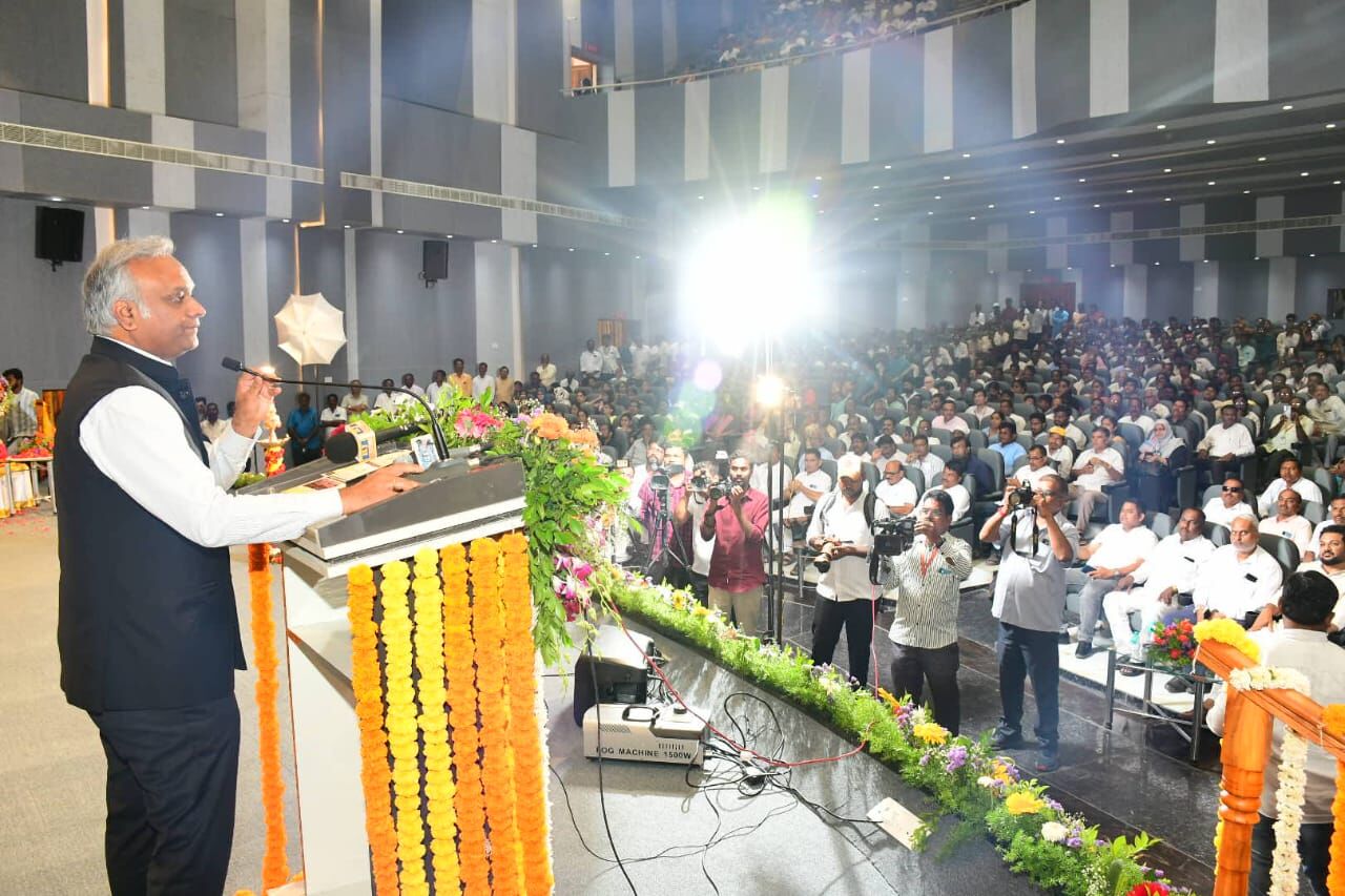 ವಿಶ್ವಗುರುವಾಗಲು ಆರ್ಥಿಕ ನೀತಿಯಷ್ಟೇ ಅಲ್ಲ, ಜ್ಞಾನ ಸಂಪತ್ತಿನ ಅವಶ್ಯಕತೆಯಿದೆ: ಸಚಿವ ಪ್ರಿಯಾಂಕ್ ಖರ್ಗೆ