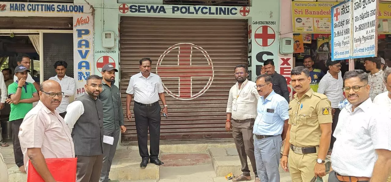 ರಾಯಚೂರು | ಸಹಾಯಕ ಆಯುಕ್ತರ ನೇತೃತ್ವದಲ್ಲಿ 11 ಖಾಸಗಿ ಆಸ್ಪತ್ರೆಗಳ ಮೇಲೆ ದಿಢೀರ್ ದಾಳಿ : ಪರಿಶೀಲನೆ ರಾಯಚೂರು | ಸಹಾಯಕ ಆಯುಕ್ತರ ನೇತೃತ್ವದಲ್ಲಿ 11 ಖಾಸಗಿ ಆಸ್ಪತ್ರೆಗಳ ಮೇಲೆ ದಿಢೀರ್ ದಾಳಿ : ಪರಿಶೀಲನೆ