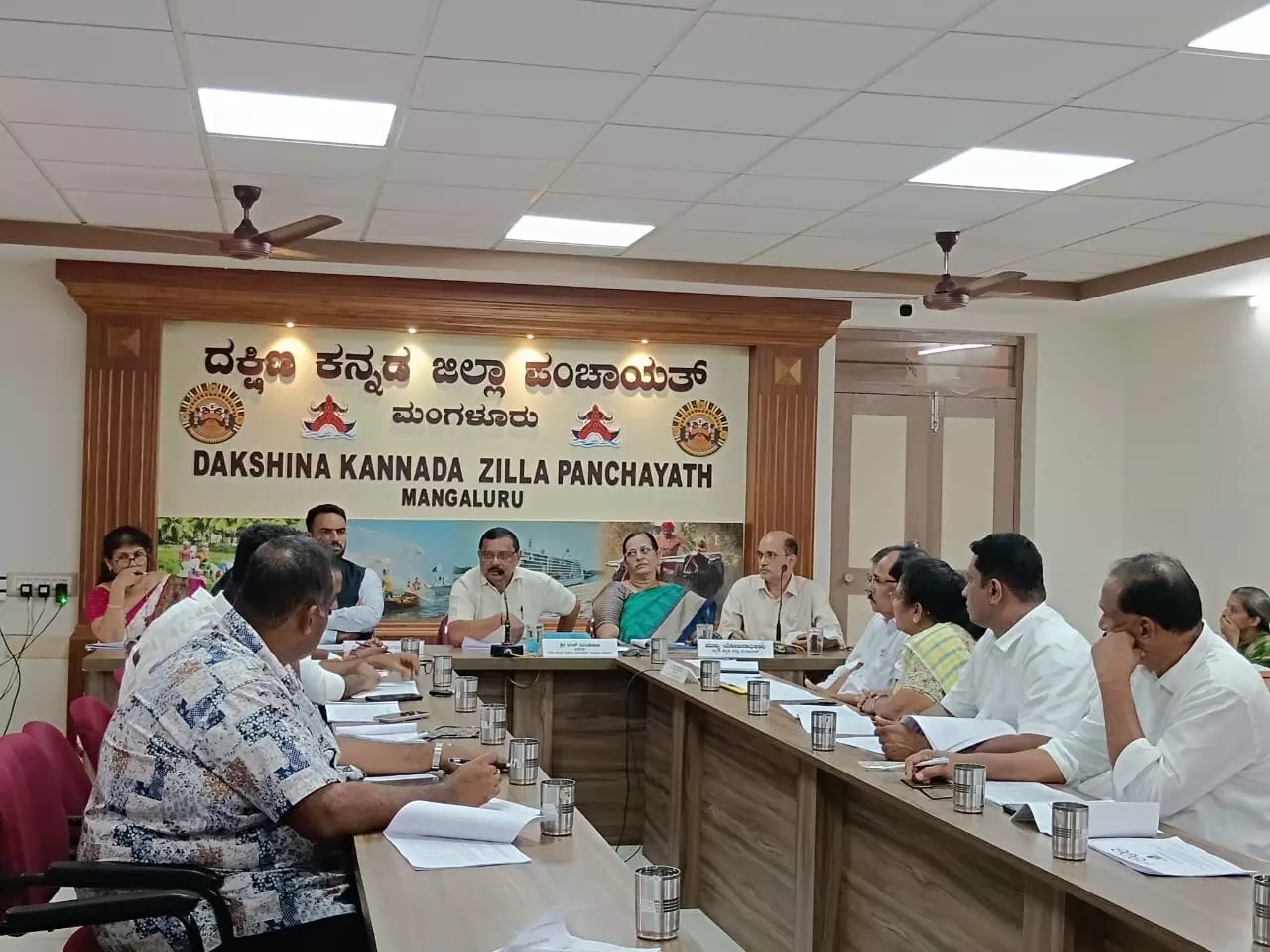 ಗ್ಯಾರಂಟಿ ಫಲಾನುಭವಿಗಳಿಗೆ ವಿಳಂಬವಿಲ್ಲದೆ ಸೌಲಭ್ಯ ತಲುಪಿಸಿ: ಭರತ್ ಮುಂಡೋಡಿ ಗ್ಯಾರಂಟಿ ಫಲಾನುಭವಿಗಳಿಗೆ ವಿಳಂಬವಿಲ್ಲದೆ ಸೌಲಭ್ಯ ತಲುಪಿಸಿ: ಭರತ್ ಮುಂಡೋಡಿ