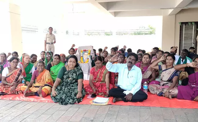 ಕಲಬುರಗಿ | ಸ್ಲಂ ಘೋಷಣೆ ವಿಳಂಬ ಖಂಡಿಸಿ ನಿವಾಸಿಗಳಿಂದ ಧರಣಿ ಕಲಬುರಗಿ | ಸ್ಲಂ ಘೋಷಣೆ ವಿಳಂಬ ಖಂಡಿಸಿ ನಿವಾಸಿಗಳಿಂದ ಧರಣಿ