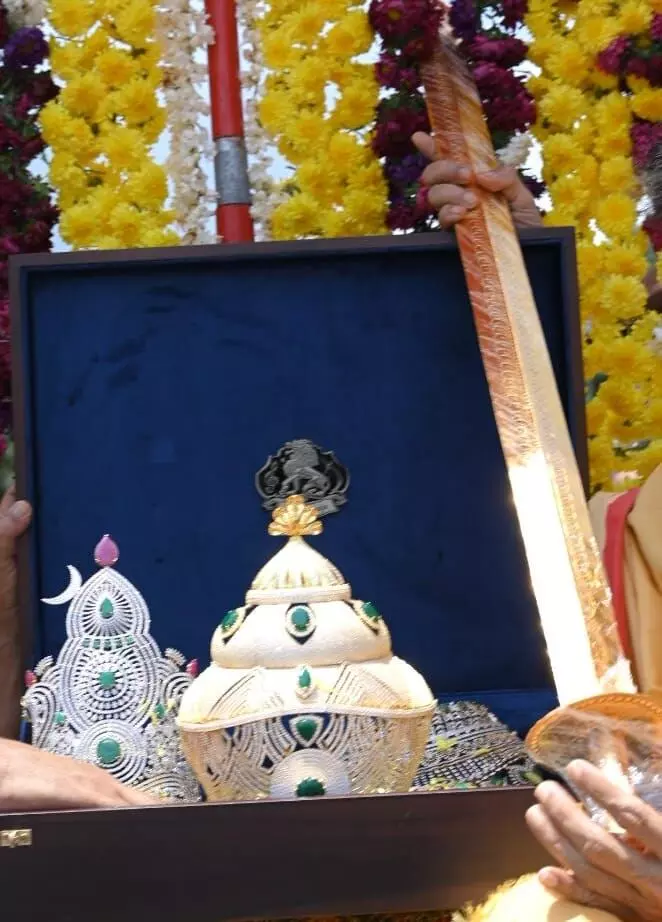 ಸಂಗೀತ ಮಾಂತ್ರಿಕ ಇಳಯರಾಜರಿಂದ ಕೊಲ್ಲೂರು ಮೂಕಾಂಬಿಕೆಗೆ ವಜ್ರ ಕಿರೀಟ, ಚಿನ್ನಾಭರಣ ಅರ್ಪಣೆ ಸಂಗೀತ ಮಾಂತ್ರಿಕ ಇಳಯರಾಜರಿಂದ ಕೊಲ್ಲೂರು ಮೂಕಾಂಬಿಕೆಗೆ ವಜ್ರ ಕಿರೀಟ, ಚಿನ್ನಾಭರಣ ಅರ್ಪಣೆ