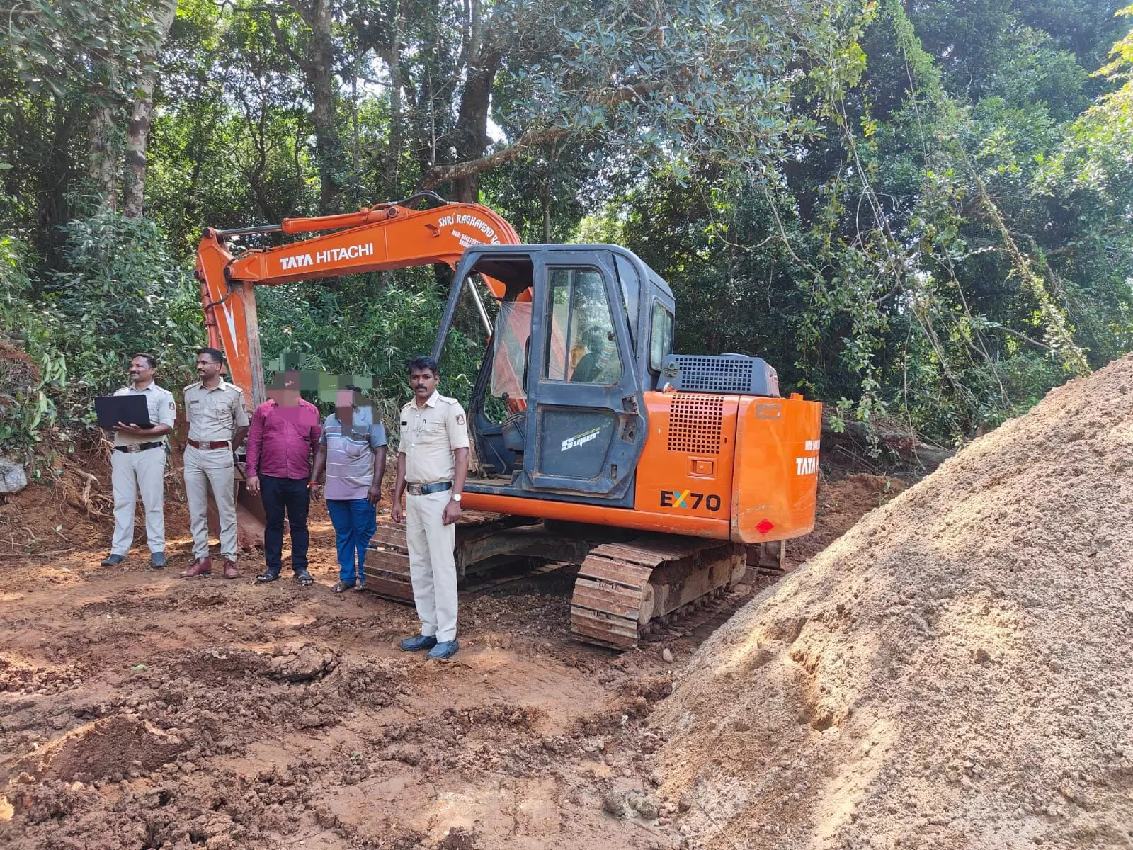 ಶಿರ್ವ| ಪಾಪನಾಶಿನಿ ಹೊಳೆಯಲ್ಲಿ ಅಕ್ರಮ ಮರಳುಗಾರಿಕೆ; ಪೊಲೀಸರ ದಾಳಿ; ಮರಳು, ಹಿಟಾಚಿ ವಶ ಶಿರ್ವ| ಪಾಪನಾಶಿನಿ ಹೊಳೆಯಲ್ಲಿ ಅಕ್ರಮ ಮರಳುಗಾರಿಕೆ; ಪೊಲೀಸರ ದಾಳಿ; ಮರಳು, ಹಿಟಾಚಿ ವಶ