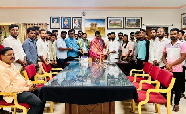 ಕಲಬುರಗಿ | ಗುಲ್ಬರ್ಗಾ ವಿವಿಯ ಕುಲಪತಿ, ಕುಲಸಚಿವರಿಗೆ ಸನ್ಮಾನ