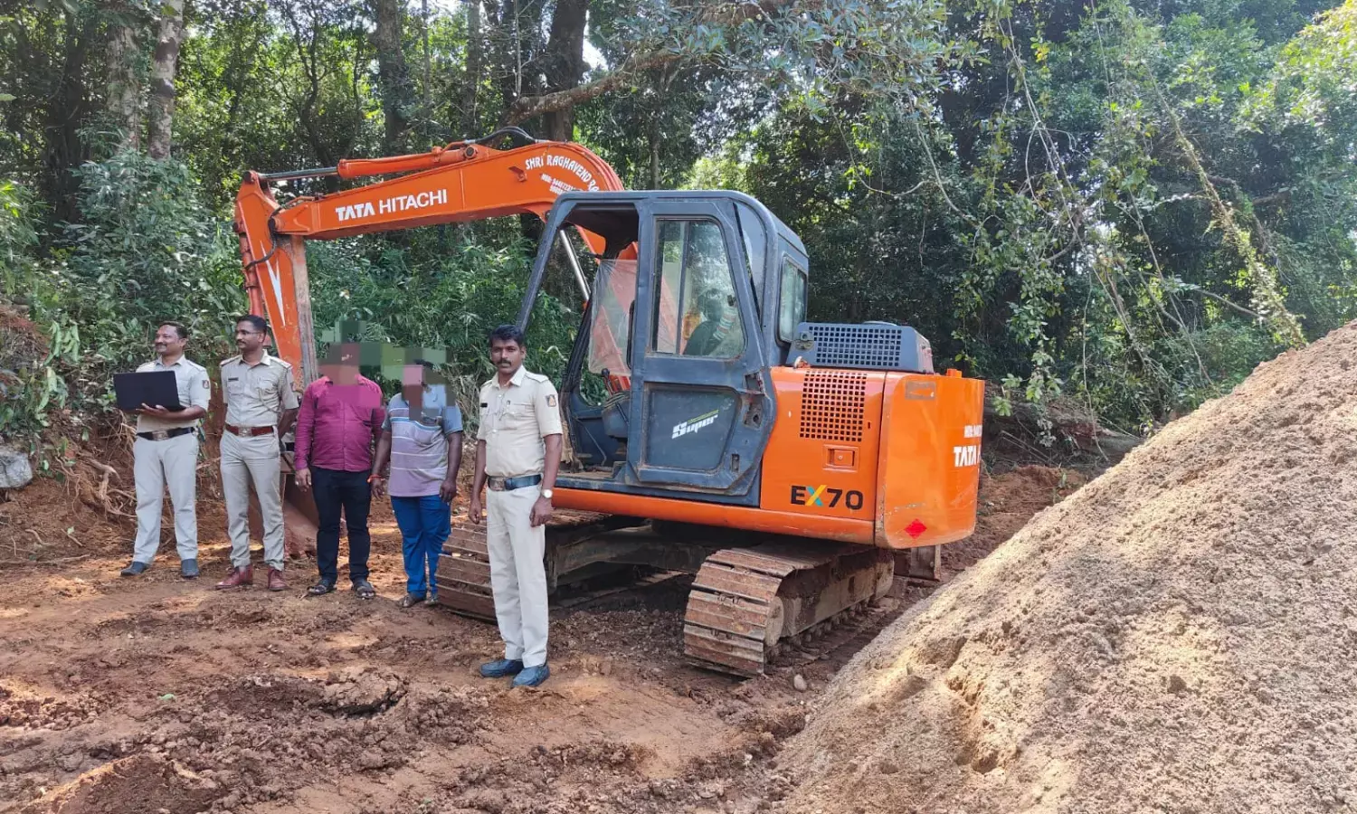 ಶಿರ್ವ| ಪಾಪನಾಶಿನಿ ಹೊಳೆಯಲ್ಲಿ ಅಕ್ರಮ ಮರಳುಗಾರಿಕೆ; ಪೊಲೀಸರ ದಾಳಿ; ಮರಳು, ಹಿಟಾಚಿ ವಶ