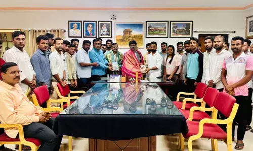 ಕಲಬುರಗಿ | ಗುಲ್ಬರ್ಗಾ ವಿವಿಯ ಕುಲಪತಿ, ಕುಲಸಚಿವರಿಗೆ ಸನ್ಮಾನ