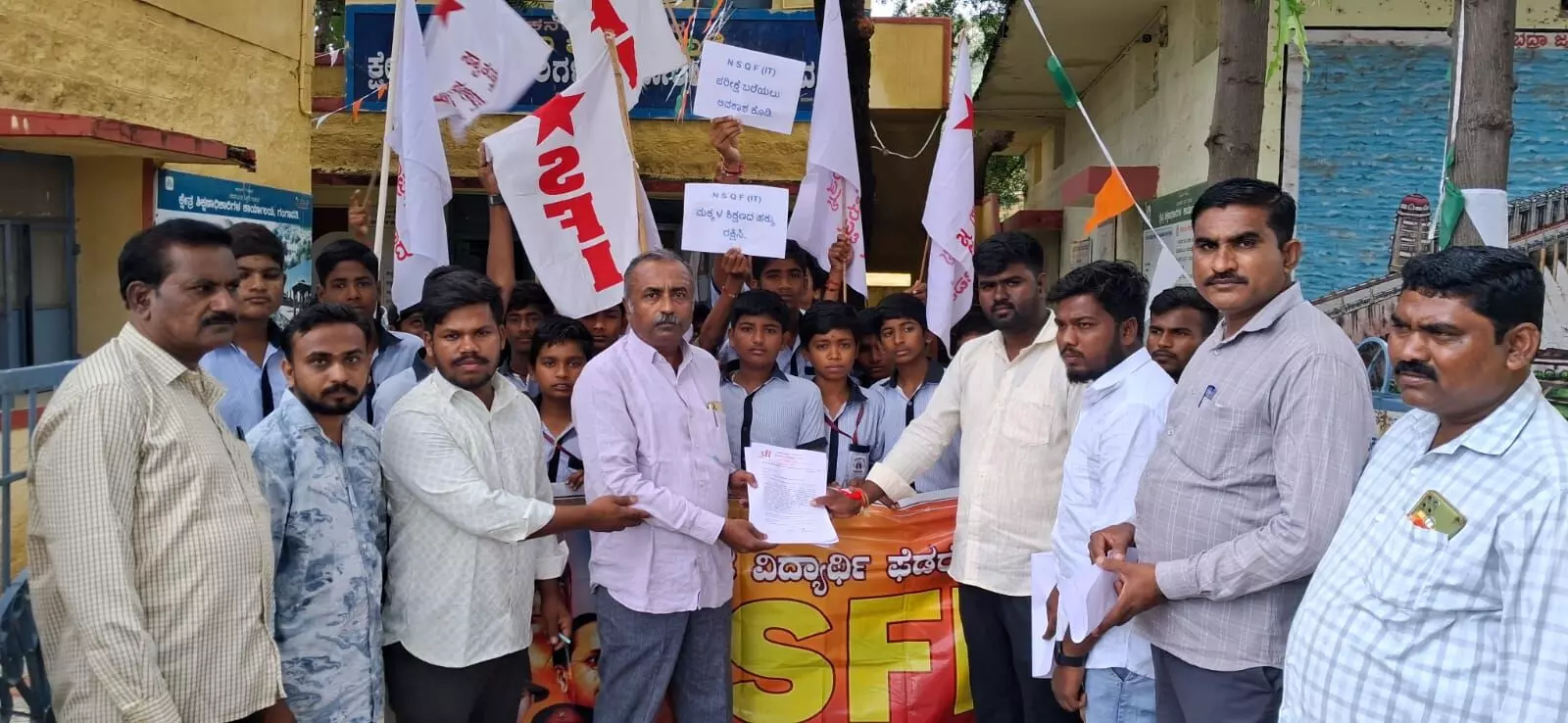 ಕೊಪ್ಪಳ | ಶಿಕ್ಷಕರನ್ನು ನೇಮಿಸುವಂತೆ ಒತ್ತಾಯಿಸಿ ಎಸ್ಎಫ್ಐಯಿಂದ ಪ್ರತಿಭಟನೆ ಕೊಪ್ಪಳ | ಶಿಕ್ಷಕರನ್ನು ನೇಮಿಸುವಂತೆ ಒತ್ತಾಯಿಸಿ ಎಸ್ಎಫ್ಐಯಿಂದ ಪ್ರತಿಭಟನೆ