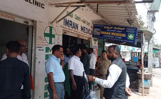 ರಾಯಚೂರು | ನಗರ, ಗ್ರಾಮೀಣ ಪ್ರದೇಶದ ಆಸ್ಪತ್ರೆಗಳ ಮೇಲೆ ದಾಳಿ : ಕೆಲವು ಆಸ್ಪತ್ರೆಗಳಿಗೆ ಬೀಗ ರಾಯಚೂರು | ನಗರ, ಗ್ರಾಮೀಣ ಪ್ರದೇಶದ ಆಸ್ಪತ್ರೆಗಳ ಮೇಲೆ ದಾಳಿ : ಕೆಲವು ಆಸ್ಪತ್ರೆಗಳಿಗೆ ಬೀಗ