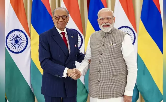ಭಾರತ-ಮಾರಿಷಸ್ ನಡುವೆ ಶೀಘ್ರವೇ ಸ್ಥಳೀಯ ಕರೆನ್ಸಿಗಳಲ್ಲಿ ದ್ವಿಪಕ್ಷೀಯ ವ್ಯಾಪಾರ ಆರಂಭ: ಪ್ರಧಾನಿ ಮೋದಿ ಭಾರತ-ಮಾರಿಷಸ್ ನಡುವೆ ಶೀಘ್ರವೇ ಸ್ಥಳೀಯ ಕರೆನ್ಸಿಗಳಲ್ಲಿ ದ್ವಿಪಕ್ಷೀಯ ವ್ಯಾಪಾರ ಆರಂಭ: ಪ್ರಧಾನಿ ಮೋದಿ