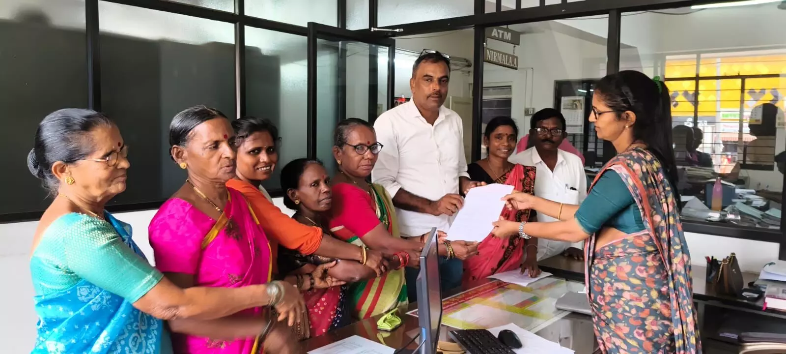 ಕುಪ್ಪೆಪದವು: ಸರಕಾರಿ ಬಸ್ ಓಡಿಸಲು ಒತ್ತಾಯಿಸಿ ಮನವಿ ಕುಪ್ಪೆಪದವು: ಸರಕಾರಿ ಬಸ್ ಓಡಿಸಲು ಒತ್ತಾಯಿಸಿ ಮನವಿ