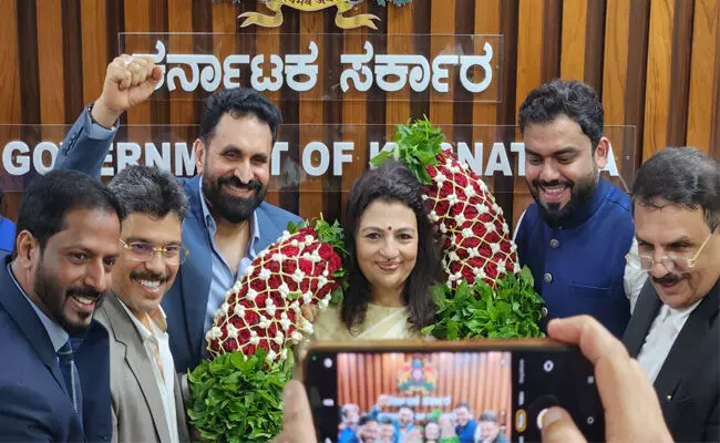 ಎಂಎಲ್ಸಿ ಆಗಿ ಪ್ರಮಾಣ ವಚನ ಸ್ವೀಕರಿಸಿದ ಆರತಿ ಕೃಷ್ಣರನ್ನು ಸನ್ಮಾನಿಸಿದ ಅನಿವಾಸಿ ಭಾರತೀಯರು ಎಂಎಲ್ಸಿ ಆಗಿ ಪ್ರಮಾಣ ವಚನ ಸ್ವೀಕರಿಸಿದ ಆರತಿ ಕೃಷ್ಣರನ್ನು ಸನ್ಮಾನಿಸಿದ ಅನಿವಾಸಿ ಭಾರತೀಯರು