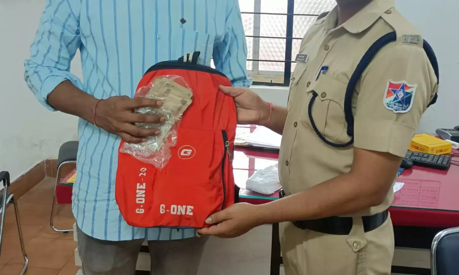 ಪ್ರಯಾಣಿಕ ಮರೆತ ಬ್ಯಾಗ್‌ನ್ನು ಹಿಂದಿರುಗಿಸಿದ ಕೊಂಕಣ ರೈಲ್ವೆ ಸಿಬ್ಬಂದಿ