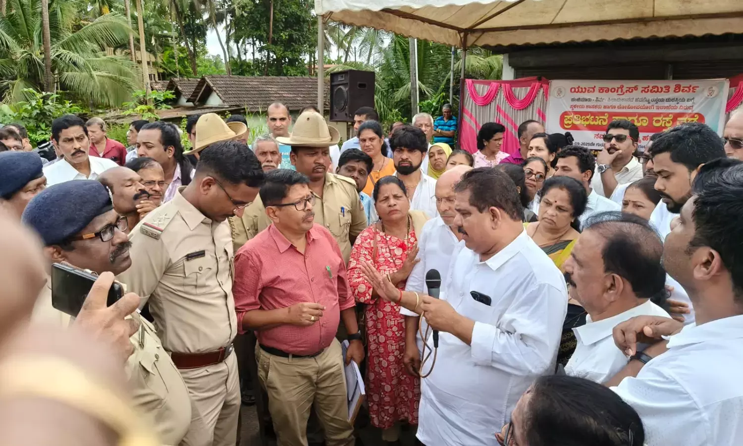 ಶಿರ್ವ ಹದಗೆಟ್ಟ ರಸ್ತೆ ದುರಸ್ತಿಗೆ ಆಗ್ರಹ ಯುವ ಕಾಂಗ್ರೆಸ್‌ನಿಂದ ರಸ್ತೆ ತಡೆದು ಪ್ರತಿಭಟನೆ