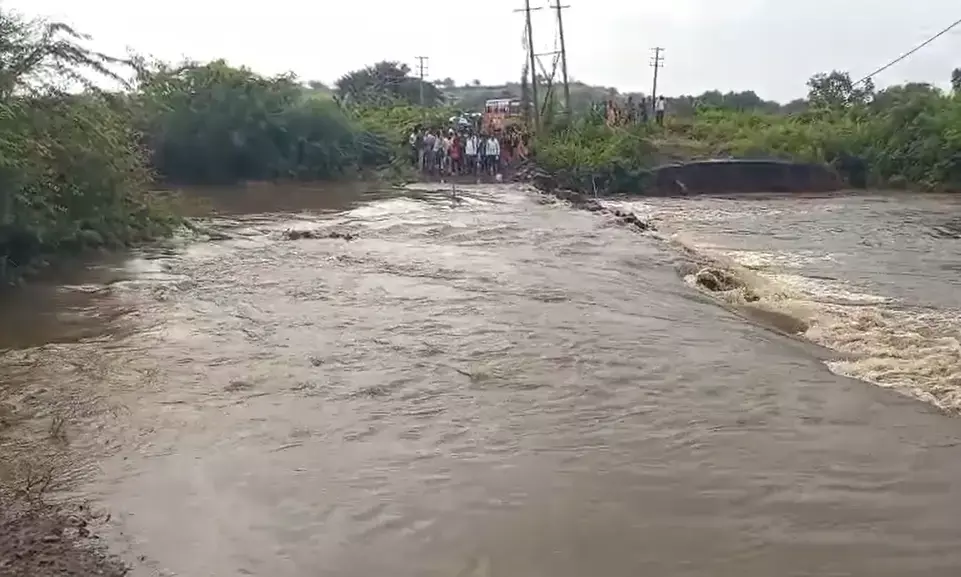 ಕಲಬುರಗಿ | ಜೀವದ ಹಂಗು ತೊರೆದು ಸೇತುವೆ ದಾಟುವ ದುಸ್ಸಾಹಸ: ಸೇತುವೆ ನಿರ್ಮಾಣಕ್ಕೆ ಗ್ರಾಮಸ್ಥರಿಂದ ಆಗ್ರಹ