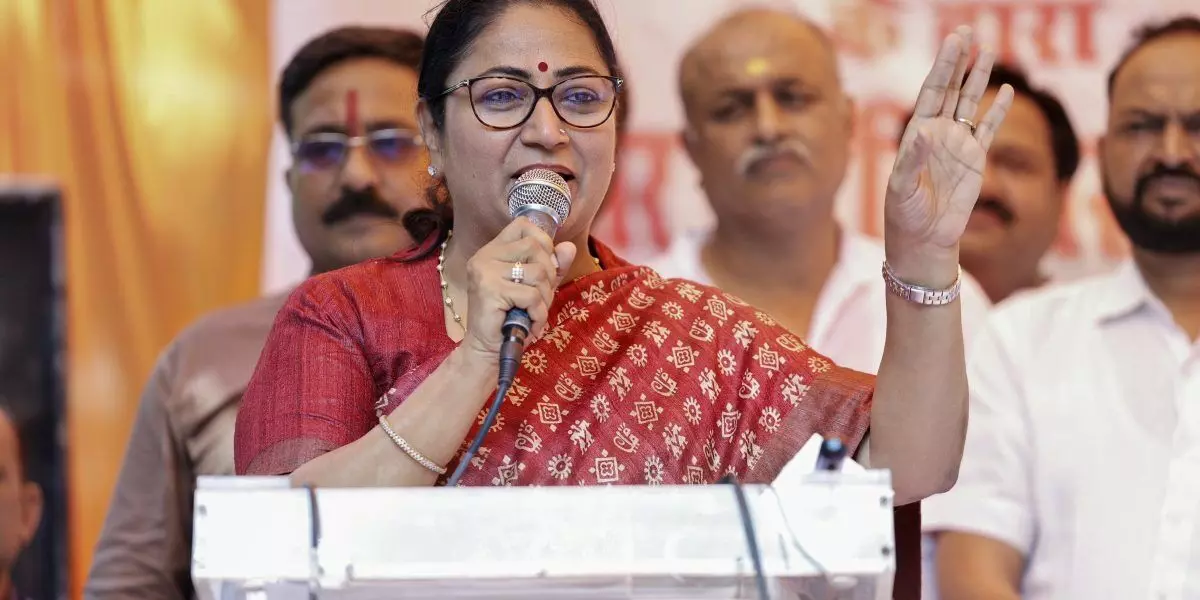 ದುರ್ಗಾಪೂಜೆ ವೇಳೆ ಪ್ರಧಾನಿ ಮೋದಿ ಫೋಟೋ ದೇವಿಯ ಪಾದಗಳ ಬಳಿ ಇಡಲು ಕರೆ ನೀಡಿದ ದಿಲ್ಲಿ ಸಿಎಂ ; ವಿವಾದ