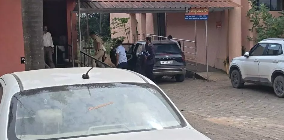 ಧರ್ಮಸ್ಥಳ ಪ್ರಕರಣ: ಬಂಟ್ವಾಳದ ಪ್ರದೀಪ್ ನನ್ನು ಕೋರ್ಟ್ಗೆ ಹಾಜರುಪಡಿಸಿದ ಎಸ್.ಐ.ಟಿ ಧರ್ಮಸ್ಥಳ ಪ್ರಕರಣ: ಬಂಟ್ವಾಳದ ಪ್ರದೀಪ್ ನನ್ನು ಕೋರ್ಟ್ಗೆ ಹಾಜರುಪಡಿಸಿದ ಎಸ್.ಐ.ಟಿ