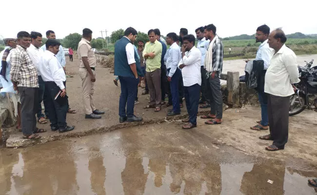 ಕಲಬುರಗಿ | ಆಳಂದ ತಾಲೂಕಿನಲ್ಲಿ ಪ್ರವಾಹ ಹಾನಿ : ತಕ್ಷಣ ಸ್ಪಂದನೆಗೆ ಜಿಪಂ ಸಿಇಒ ಭಂವಾರಸಿಂಗ್ ಮೀನಾ ಸೂಚನೆ ಕಲಬುರಗಿ | ಆಳಂದ ತಾಲೂಕಿನಲ್ಲಿ ಪ್ರವಾಹ ಹಾನಿ : ತಕ್ಷಣ ಸ್ಪಂದನೆಗೆ ಜಿಪಂ ಸಿಇಒ ಭಂವಾರಸಿಂಗ್ ಮೀನಾ ಸೂಚನೆ