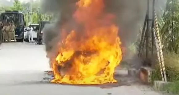 ಸಿಎಂ ನಿವಾಸದ ಬಳಿ ಹೊತ್ತಿ ಉರಿದ ಕಾರು!