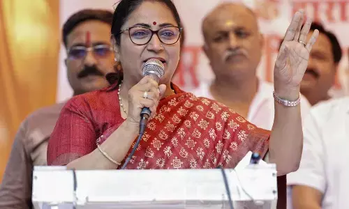 ದುರ್ಗಾಪೂಜೆ ವೇಳೆ ಪ್ರಧಾನಿ ಮೋದಿ ಫೋಟೋ ದೇವಿಯ ಪಾದಗಳ ಬಳಿ ಇಡಲು ಕರೆ ನೀಡಿದ ದಿಲ್ಲಿ ಸಿಎಂ ; ವಿವಾದ