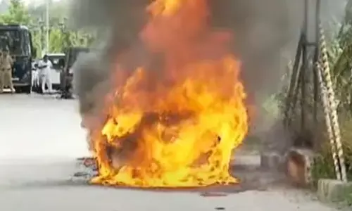 ಸಿಎಂ ನಿವಾಸದ ಬಳಿ ಹೊತ್ತಿ ಉರಿದ ಕಾರು!