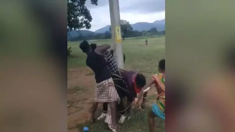 ಒಡಿಶಾ | ಮಹಿಳೆ ಸಹಿತ ಮೂವರನ್ನು ವಿದ್ಯುತ್ ಕಂಬಕ್ಕೆ ಕಟ್ಟಿ ಹಾಕಿ ಥಳಿಸಿದ ಗ್ರಾಮಸ್ಥರು