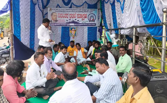 ಸುರಪುರ | ಅಂಬೇಡ್ಕರ್ ವೃತ್ತದ ಧರಣಿಗೆ ಕರ್ನಾಟಕ ರಾಷ್ಟ್ರ ಪಕ್ಷ ಬೆಂಬಲ