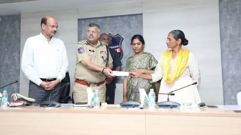 ತೆಲಂಗಾಣ | ಮಾವೋವಾದಿ ನಾಯಕಿ ಶರಣಾಗತ ತೆಲಂಗಾಣ | ಮಾವೋವಾದಿ ನಾಯಕಿ ಶರಣಾಗತ