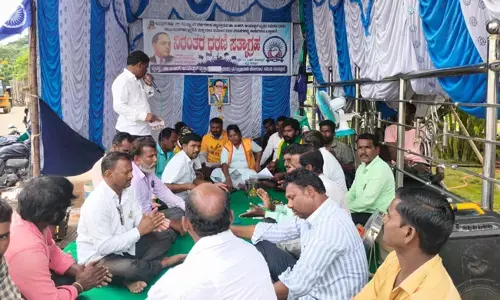 ಸುರಪುರ | ಅಂಬೇಡ್ಕರ್ ವೃತ್ತದ ಧರಣಿಗೆ ಕರ್ನಾಟಕ ರಾಷ್ಟ್ರ ಪಕ್ಷ ಬೆಂಬಲ