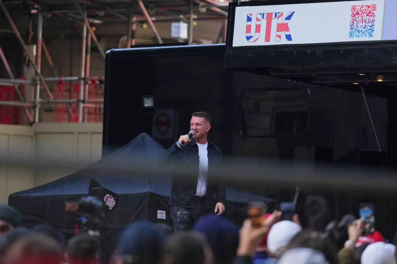 ಲಂಡನ್‌ನಲ್ಲಿ ವಲಸೆ ವಿರೋಧಿಸಿ ಟಾಮಿ ರಾಬಿನ್ಸನ್ ನೇತೃತ್ವದಲ್ಲಿ ಪ್ರತಿಭಟನೆ: ಲಕ್ಷಾಂತರ ಮಂದಿ ಭಾಗಿ, ಪೊಲೀಸರ ಮೇಲೆ ಹಲ್ಲೆ