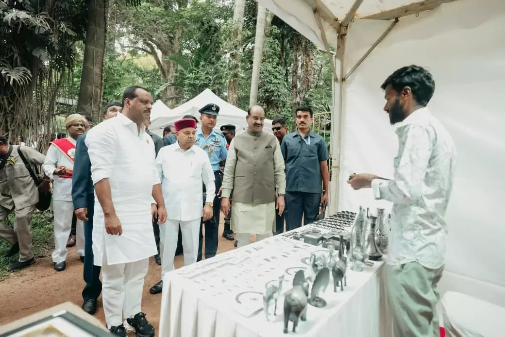 ಕಾಮನ್‍ವೆಲ್ತ್ ಸಂಸದೀಯ ಸಂಘ ಭಾರತ ವಿಭಾಗದ 11ನೆ ಸಮ್ಮೇಳನದಲ್ಲಿ ಬಿದ್ರಿ ಕಲೆಯ ವಸ್ತು ಪ್ರದರ್ಶನ