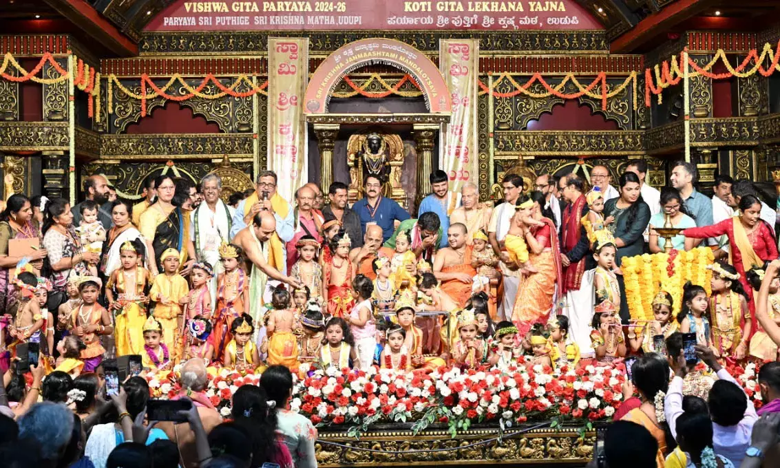 ಉಡುಪಿ ಮಠದಲ್ಲಿ ಶ್ರೀಕೃಷ್ಣ ಜನ್ಮಾಷ್ಟಮಿ ಸಂಭ್ರಮ: ಮುದ್ದು ಕೃಷ್ಣ ವೇಷಧಾರಿಗಳ ಕಲರವ