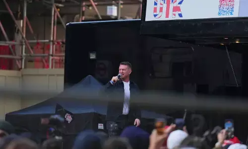 ಲಂಡನ್‌ನಲ್ಲಿ ವಲಸೆ ವಿರೋಧಿಸಿ ಟಾಮಿ ರಾಬಿನ್ಸನ್ ನೇತೃತ್ವದಲ್ಲಿ ಪ್ರತಿಭಟನೆ: ಲಕ್ಷಾಂತರ ಮಂದಿ ಭಾಗಿ, ಪೊಲೀಸರ ಮೇಲೆ ಹಲ್ಲೆ