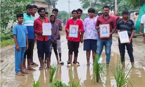 ಯಡ್ರಾಮಿ | ಕೆಸರು ಗದ್ದೆಯಾದ ರಸ್ತೆ : ಭತ್ತ ನೆಟ್ಟು ಯುವಕರಿಂದ ಆಕ್ರೋಶ