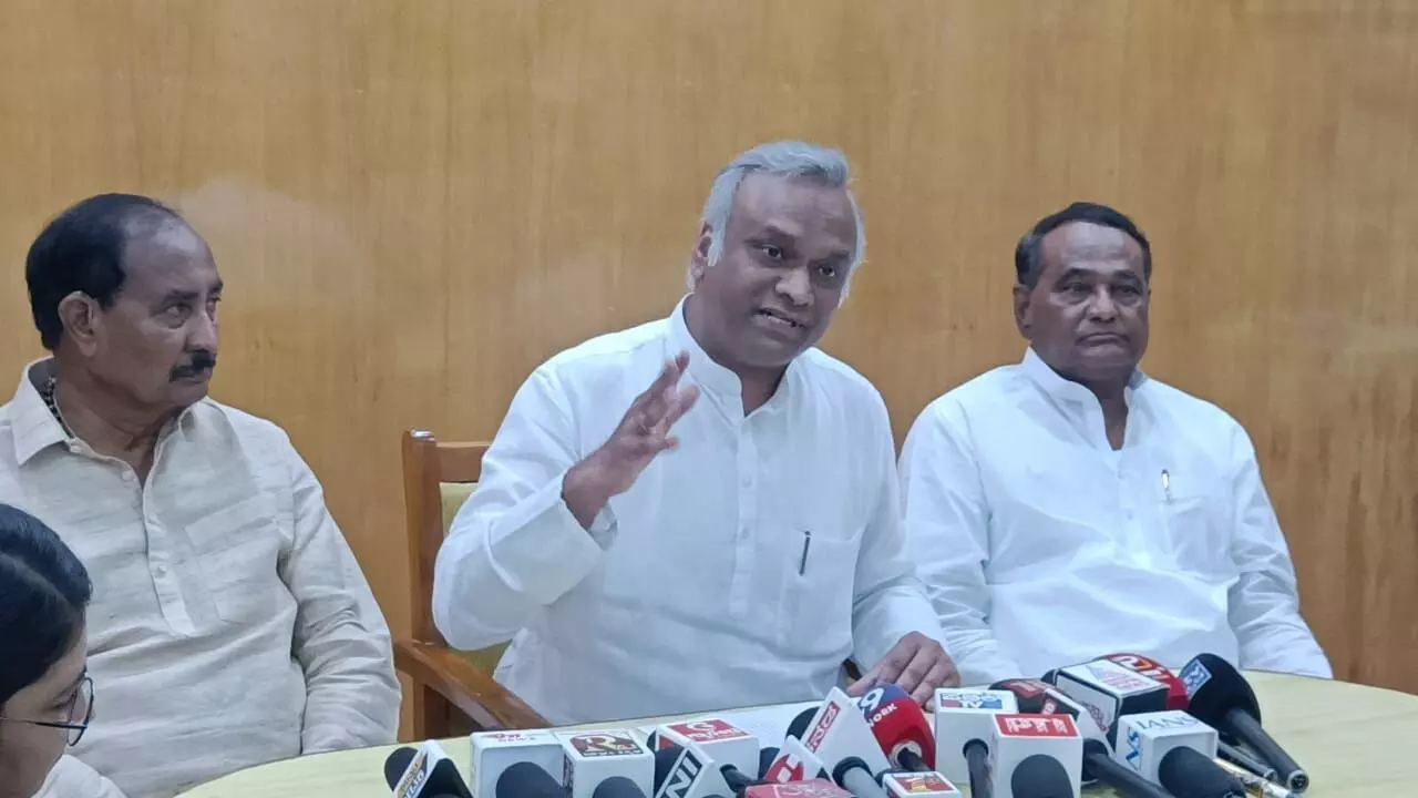 ದೇಶದ ಸ್ವಾಭಿಮಾನಕ್ಕಿಂತ ಪ್ರಧಾನಿ ಮೋದಿಗೆ ಕ್ರಿಕೆಟ್ ಹೆಚ್ಚಾಯ್ತೇ?: ಸಚಿವ ಪ್ರಿಯಾಂಕ್ ಖರ್ಗೆ ಟೀಕೆ ದೇಶದ ಸ್ವಾಭಿಮಾನಕ್ಕಿಂತ ಪ್ರಧಾನಿ ಮೋದಿಗೆ ಕ್ರಿಕೆಟ್ ಹೆಚ್ಚಾಯ್ತೇ?: ಸಚಿವ ಪ್ರಿಯಾಂಕ್ ಖರ್ಗೆ ಟೀಕೆ