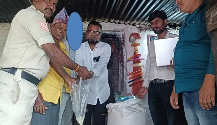 ಔರಾದ್: ಅಕ್ರಮವಾಗಿ ಸಂಗ್ರಹಿಸಿಟ್ಟಿದ್ದ 960 ಕೆಜಿ ಪಡಿತರ ಅಕ್ಕಿ ವಶ