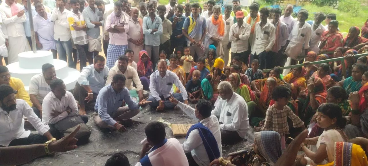 ಅರಕೇರಾ | ಸುವರ್ಣ ಗ್ರಾಮ ಜಾಗದ ಹಕ್ಕು ಪತ್ರ ನೀಡಲು ಒತ್ತಾಯಿಸಿ ಪಂಚಾಯತ್ಗೆ ಬೀಗ ಹಾಕಿ ಪ್ರತಿಭಟನೆ ಅರಕೇರಾ | ಸುವರ್ಣ ಗ್ರಾಮ ಜಾಗದ ಹಕ್ಕು ಪತ್ರ ನೀಡಲು ಒತ್ತಾಯಿಸಿ ಪಂಚಾಯತ್ಗೆ ಬೀಗ ಹಾಕಿ ಪ್ರತಿಭಟನೆ