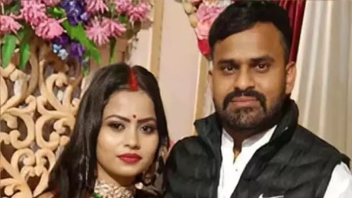 ಮಧ್ಯಪ್ರದೇಶ | ಫೇಸ್ಬುಕ್ ನಲ್ಲಿ ಸ್ನೇಹಿತನೊಂದಿಗೆ ಹುಟ್ಟುಹಬ್ಬ ಆಚರಿಸಿಕೊಂಡ ಪತ್ನಿಯ ವಿಡಿಯೋ ನೋಡಿ ರಸ್ತೆಯಲ್ಲೇ ಗುಂಡಿಕ್ಕಿ ಹತ್ಯೆಗೈದ ಪತಿ ಮಧ್ಯಪ್ರದೇಶ | ಫೇಸ್ಬುಕ್ ನಲ್ಲಿ ಸ್ನೇಹಿತನೊಂದಿಗೆ ಹುಟ್ಟುಹಬ್ಬ ಆಚರಿಸಿಕೊಂಡ ಪತ್ನಿಯ ವಿಡಿಯೋ ನೋಡಿ ರಸ್ತೆಯಲ್ಲೇ ಗುಂಡಿಕ್ಕಿ ಹತ್ಯೆಗೈದ ಪತಿ