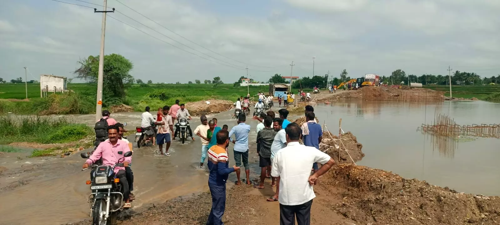 ಸಿಂಧನೂರಿನಲ್ಲಿ ಭಾರಿ ಮಳೆ | ತಾತ್ಕಾಲಿಕ ಸೇತುವೆ ಕುಸಿತದಿಂದ ಸಂಚಾರ ಸ್ಥಗಿತ : ವಾಹನ ಸವಾರರ ಪರದಾಟ